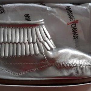 Minnetonka Metallic Silver Ankle Boots Big Girls size 4 (Condition New)